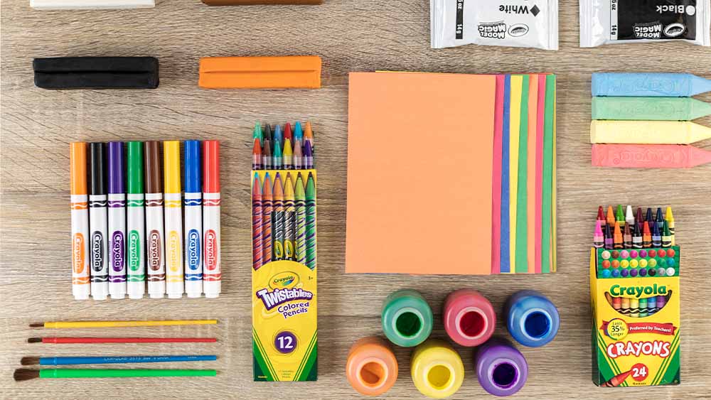 Mesa llena de varios productos Crayola.